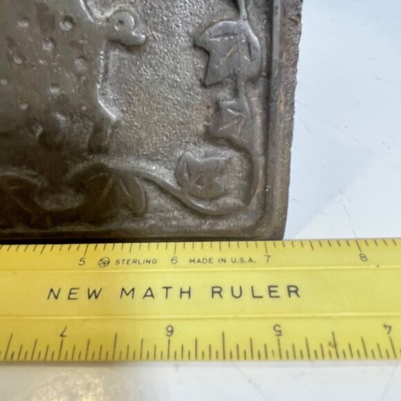 Vintage Cast Iron Pig Design Bacon Press With Wooden Handle - Picture 8 of 12